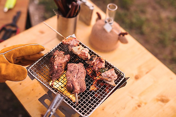 포토 JPG 주간 손 남자 맨라이프 여행 육류 요리 한명 20대 성인 야외 신체부위 제주도 캠핑 한국인 굽기 성인남자한명만 욜로라이프 국내포토 자연요소 1 라이프스타일 식재료 레저 한국 사람 동양인 청년 구이 남자한명만 성인남자만 파일형식