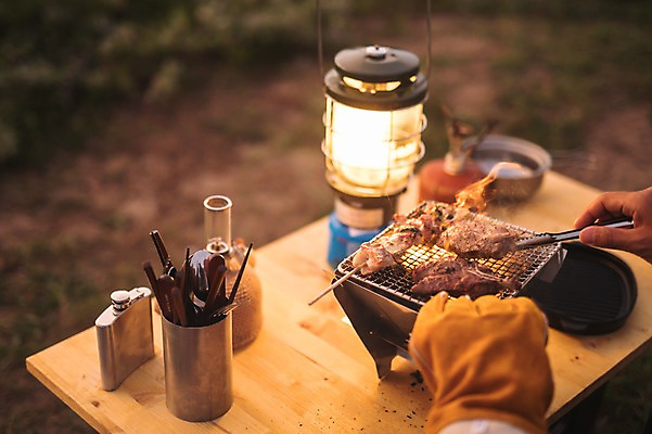 포토 JPG 주간 손 남자 맨라이프 여행 육류 요리 한명 20대 성인 야외 신체부위 제주도 캠핑 한국인 램프 굽기 안식처 성인남자한명만 욜로라이프 국내포토 자연요소 1 라이프스타일 식재료 레저 휴식 조명 한국 사람 동양인 청년 구이 남자한명만 성인남자만 파일형식