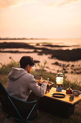포토 JPG 주간 남자 여유 맨라이프 여행 한명 앉기 상반신 20대 성인 야외 뒷모습 제주도 노을 식사 캠핑 한국인 성인남자한명만 욜로라이프 국내포토 자연요소 1 라이프스타일 감정 뷰포인트 모션 레저 한국 사람 동양인 청년 남자한명만 성인남자만 파일형식