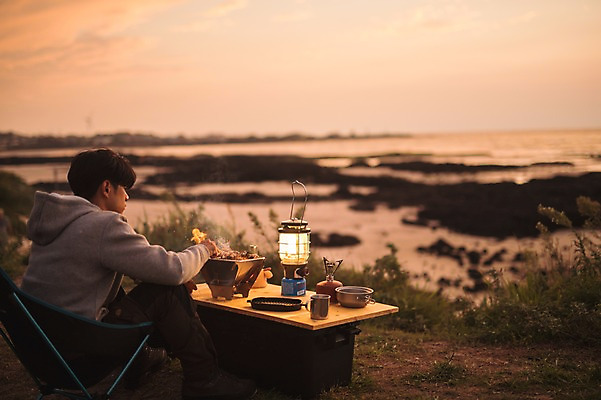 포토 JPG 주간 전신 남자 여유 맨라이프 여행 한명 앉기 20대 성인 야외 옆모습 제주도 노을 식사 캠핑 한국인 성인남자한명만 욜로라이프 국내포토 자연요소 1 라이프스타일 감정 뷰포인트 모션 레저 한국 사람 동양인 청년 남자한명만 성인남자만 파일형식