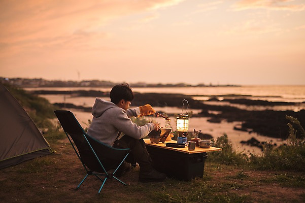 포토 JPG 주간 전신 남자 여유 맨라이프 여행 텐트 한명 앉기 20대 성인 야외 옆모습 제주도 노을 식사 캠핑 한국인 성인남자한명만 욜로라이프 국내포토 자연요소 1 라이프스타일 감정 뷰포인트 모션 레저 한국 캠핑도구 사람 동양인 청년 남자한명만 성인남자만 파일형식