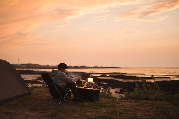 포토 JPG 주간 전신 남자 여유 맨라이프 여행 텐트 한명 앉기 20대 성인 야외 옆모습 제주도 노을 식사 캠핑 한국인 성인남자한명만 욜로라이프 국내포토 자연요소 1 라이프스타일 감정 뷰포인트 모션 레저 한국 캠핑도구 사람 동양인 청년 남자한명만 성인남자만 파일형식