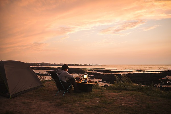 포토 JPG 주간 전신 남자 여유 맨라이프 여행 텐트 한명 앉기 20대 성인 야외 옆모습 제주도 노을 식사 캠핑 한국인 안식처 성인남자한명만 욜로라이프 국내포토 자연요소 1 라이프스타일 감정 뷰포인트 모션 레저 휴식 한국 캠핑도구 사람 동양인 청년 남자한명만 성인남자만 파일형식