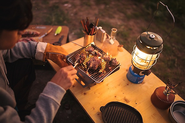 포토 JPG 주간 남자 맨라이프 여행 육류 한명 앉기 상반신 20대 성인 야외 옆모습 제주도 캠핑 한국인 굽기 성인남자한명만 욜로라이프 국내포토 자연요소 1 라이프스타일 뷰포인트 식재료 모션 레저 한국 사람 동양인 청년 구이 남자한명만 성인남자만 파일형식