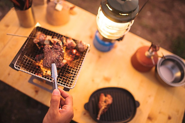 포토 JPG 주간 손 남자 맨라이프 여행 육류 한명 들기 20대 성인 야외 신체부위 제주도 캠핑 한국인 굽기 성인남자한명만 욜로라이프 국내포토 자연요소 1 라이프스타일 식재료 모션 레저 한국 사람 동양인 청년 구이 남자한명만 성인남자만 파일형식