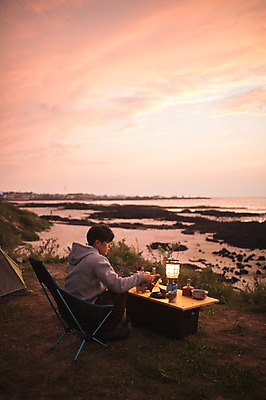 포토 JPG 주간 전신 남자 여유 맨라이프 여행 텐트 한명 앉기 20대 성인 야외 옆모습 제주도 노을 식사 캠핑 한국인 안식처 성인남자한명만 욜로라이프 국내포토 자연요소 1 라이프스타일 감정 뷰포인트 모션 레저 휴식 한국 캠핑도구 사람 동양인 청년 남자한명만 성인남자만 파일형식