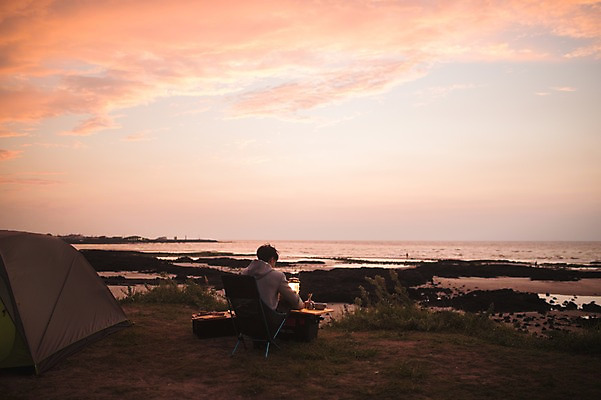 포토 JPG 주간 전신 남자 여유 맨라이프 여행 텐트 한명 앉기 20대 성인 야외 옆모습 제주도 노을 식사 캠핑 한국인 성인남자한명만 욜로라이프 국내포토 자연요소 1 라이프스타일 감정 뷰포인트 모션 레저 한국 캠핑도구 사람 동양인 청년 남자한명만 성인남자만 파일형식