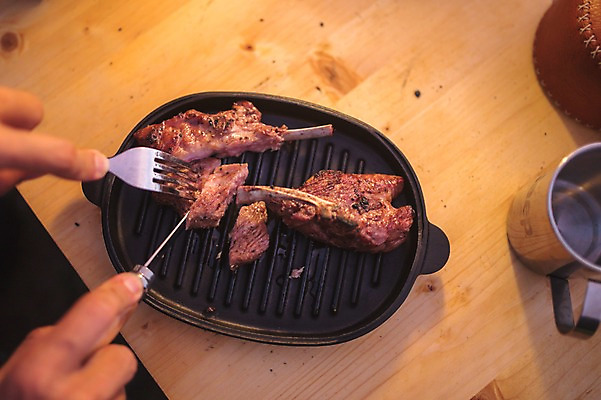포토 JPG 주간 남자 맨라이프 여행 육류 한명 20대 성인 야외 제주도 캠핑 한국인 성인남자한명만 욜로라이프 국내포토 자연요소 1 라이프스타일 식재료 레저 한국 사람 동양인 청년 남자한명만 성인남자만 파일형식