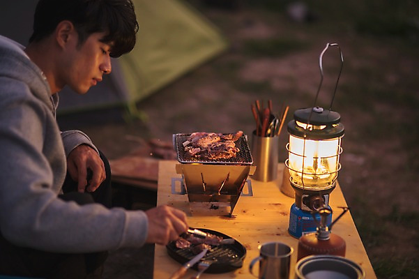 포토 JPG 남자 맨라이프 여행 한명 앉기 상반신 20대 성인 야외 옆모습 제주도 노을 식사 캠핑 한국인 야간 성인남자한명만 욜로라이프 국내포토 자연요소 1 라이프스타일 뷰포인트 모션 레저 한국 사람 동양인 청년 남자한명만 성인남자만 파일형식