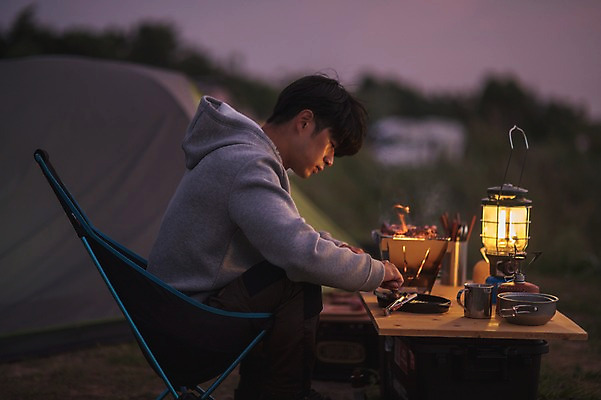포토 JPG 남자 맨라이프 여행 텐트 한명 앉기 상반신 20대 성인 야외 옆모습 제주도 노을 식사 캠핑 한국인 야간 성인남자한명만 욜로라이프 국내포토 자연요소 1 라이프스타일 뷰포인트 모션 레저 한국 캠핑도구 사람 동양인 청년 남자한명만 성인남자만 파일형식