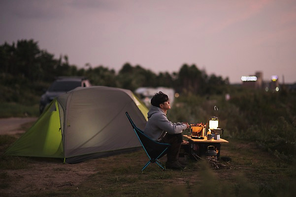 포토 JPG 전신 남자 맨라이프 여행 휴식 텐트 한명 앉기 20대 성인 야외 옆모습 제주도 노을 캠핑 한국인 야간 성인남자한명만 욜로라이프 국내포토 자연요소 1 라이프스타일 뷰포인트 컨셉 모션 레저 한국 캠핑도구 사람 동양인 청년 남자한명만 성인남자만 파일형식
