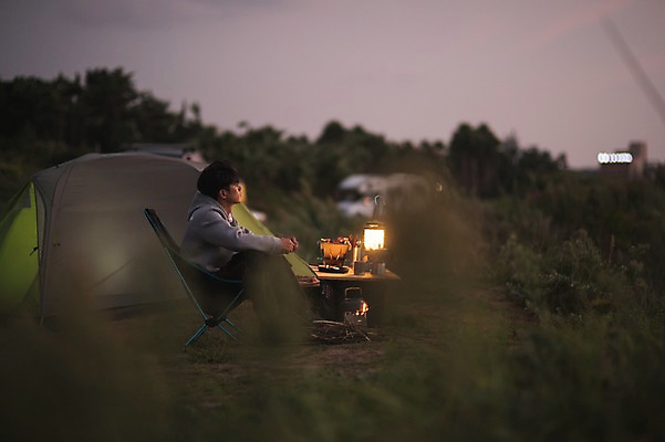 포토 JPG 전신 남자 맨라이프 여행 휴식 텐트 한명 앉기 20대 성인 야외 옆모습 제주도 노을 캠핑 한국인 야간 성인남자한명만 욜로라이프 국내포토 자연요소 1 라이프스타일 뷰포인트 컨셉 모션 레저 한국 캠핑도구 사람 동양인 청년 남자한명만 성인남자만 파일형식