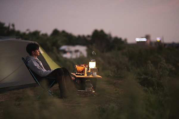 포토 JPG 전신 남자 맨라이프 여행 휴식 텐트 한명 앉기 20대 성인 야외 옆모습 제주도 노을 캠핑 한국인 야간 성인남자한명만 욜로라이프 국내포토 자연요소 1 라이프스타일 뷰포인트 컨셉 모션 레저 한국 캠핑도구 사람 동양인 청년 남자한명만 성인남자만 파일형식
