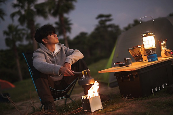 포토 JPG 전신 남자 맨라이프 여행 휴식 텐트 한명 앉기 20대 성인 야외 앞모습 제주도 노을 캠핑 한국인 야간 성인남자한명만 욜로라이프 국내포토 자연요소 1 라이프스타일 뷰포인트 컨셉 모션 레저 한국 캠핑도구 사람 동양인 청년 남자한명만 성인남자만 파일형식