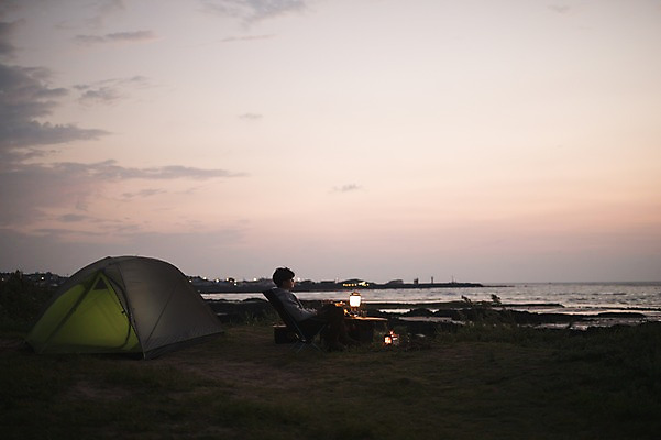 포토 JPG 전신 남자 맨라이프 여행 하늘 휴식 텐트 한명 앉기 20대 성인 야외 옆모습 제주도 노을 캠핑 한국인 야간 성인남자한명만 욜로라이프 국내포토 자연요소 1 라이프스타일 뷰포인트 컨셉 모션 레저 한국 캠핑도구 사람 동양인 청년 남자한명만 성인남자만 파일형식