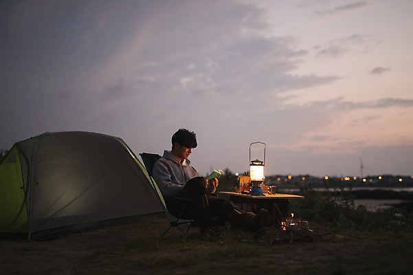 포토 JPG 전신 남자 맨라이프 여행 휴식 텐트 한명 앉기 20대 성인 야외 옆모습 독서 제주도 노을 캠핑 한국인 야간 성인남자한명만 욜로라이프 국내포토 자연요소 1 라이프스타일 뷰포인트 컨셉 모션 레저 한국 캠핑도구 사람 동양인 청년 남자한명만 성인남자만 파일형식