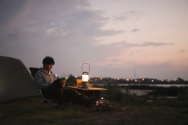 포토 JPG 전신 남자 맨라이프 여행 휴식 텐트 한명 앉기 20대 성인 야외 옆모습 독서 제주도 노을 캠핑 한국인 야간 성인남자한명만 욜로라이프 국내포토 자연요소 1 라이프스타일 뷰포인트 컨셉 모션 레저 한국 캠핑도구 사람 동양인 청년 남자한명만 성인남자만 파일형식
