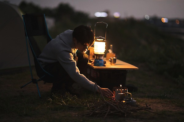 포토 JPG 전신 남자 맨라이프 여행 의자 휴식 한명 앉기 20대 성인 야외 옆모습 제주도 노을 캠핑 한국인 램프 야간 성인남자한명만 욜로라이프 국내포토 자연요소 1 라이프스타일 뷰포인트 가구 컨셉 모션 레저 조명 한국 사람 동양인 청년 남자한명만 성인남자만 파일형식