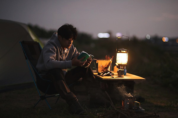 포토 JPG 전신 남자 맨라이프 여행 휴식 텐트 한명 앉기 20대 성인 야외 앞모습 독서 제주도 노을 캠핑 한국인 램프 야간 안식처 성인남자한명만 욜로라이프 국내포토 자연요소 1 라이프스타일 뷰포인트 컨셉 모션 레저 조명 한국 캠핑도구 사람 동양인 청년 남자한명만 성인남자만 파일형식