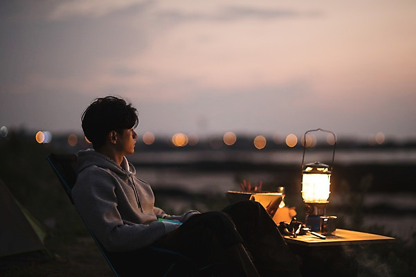 포토 JPG 남자 맨라이프 여행 휴식 한명 앉기 상반신 20대 성인 야외 옆모습 제주도 노을 캠핑 한국인 램프 야간 안식처 성인남자한명만 욜로라이프 국내포토 자연요소 1 라이프스타일 뷰포인트 컨셉 모션 레저 조명 한국 사람 동양인 청년 남자한명만 성인남자만 파일형식