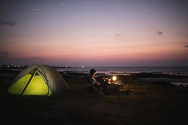 포토 JPG 전신 한마리 남자 맨라이프 여행 휴식 텐트 한명 앉기 20대 성인 야외 옆모습 제주도 노을 캠핑 한국인 강아지 야간 성인남자한명만 욜로라이프 국내포토 자연요소 1 라이프스타일 뷰포인트 컨셉 모션 레저 한국 캠핑도구 사람 동양인 청년 반려동물 개 남자한명만 성인남자만 파일형식