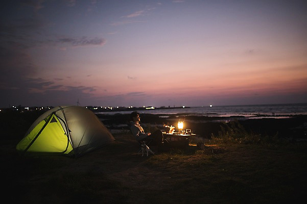 포토 JPG 전신 남자 맨라이프 여행 휴식 텐트 한명 앉기 20대 성인 야외 옆모습 제주도 노을 캠핑 한국인 야간 안식처 성인남자한명만 욜로라이프 국내포토 자연요소 1 라이프스타일 뷰포인트 컨셉 모션 레저 한국 캠핑도구 사람 동양인 청년 남자한명만 성인남자만 파일형식