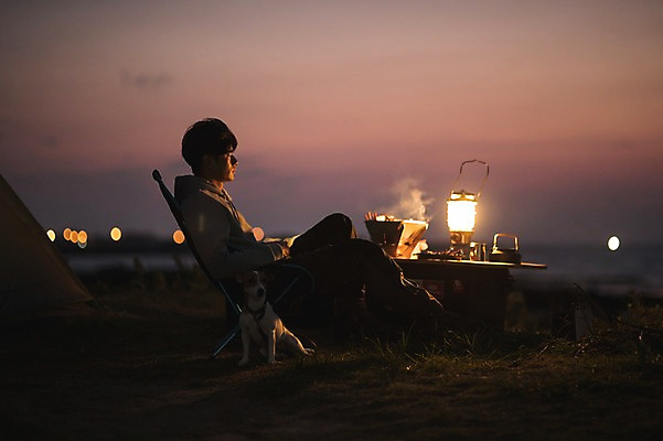 포토 JPG 전신 남자 맨라이프 여행 휴식 한명 앉기 20대 성인 야외 옆모습 제주도 노을 캠핑 한국인 야간 안식처 성인남자한명만 욜로라이프 국내포토 자연요소 1 라이프스타일 뷰포인트 컨셉 모션 레저 한국 사람 동양인 청년 남자한명만 성인남자만 파일형식