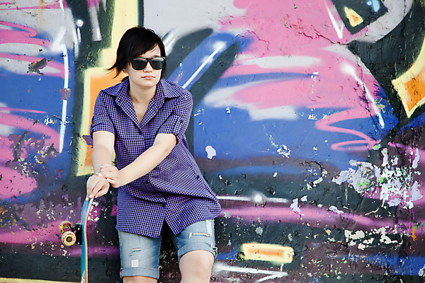 포토 JPG 해외이미지 백인 라이프스타일 여자 행복 백그라운드 거리 한명 사람 성인 10대 빛 선글라스 유행 기쁨 흰색 도시 스케이트보드 그래피티 시원함 내추럴 스타일 해외202004 해외포토 서양인 1 감정 안경 컬러 청소년 생활 보드_스포츠 낙서 그림 파일형식 이미지허브