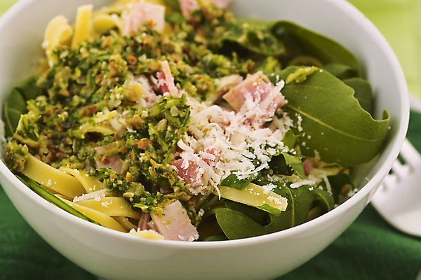 포토 JPG 해외이미지 음식 포크 파스타 사람없음 초록색 노란색 주방 면 지중해 먹기 법정 전문 탈리아텔레 해외202004 해외포토 식기 바다 컬러 모션 서양음식 파스타면 파일형식 이미지허브