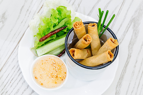 포토 JPG 해외이미지 전통 접시 아시아 음식 채소 돼지고기 요리 동양인 사람없음 옆모습 계란 저녁식사 중국 봄 당근 튀김 롤 폭식 핸드메이드 해외202004 해외포토 식기 계절 나라 뷰포인트 뿌리채소 육류 인종 알 식사 파일형식 이미지허브