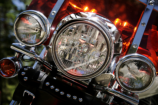 포토 JPG 해외이미지 도로 교통수단 백그라운드 교통시설 사람없음 빛 반사 금속 자전거 자유 오토바이 흰색 은색 승차 묘사 순환 엔진 모터 힘찬 해외202004 해외포토 길 컬러 교통 컨셉 모션 재질 바이크 시설 파일형식 이미지허브