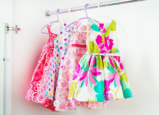 포토 JPG 해외이미지 라이프스타일 디자인 드레스 옷 나비 주택 실내 매달리기 종류 사람없음 내부 파란색 컬러풀 유행 방 흰색 직물 면 오픈 장롱 고리 선택 옷걸이 수집 제비 신발장 스타일 많음 해외202004 해외포토 컬러 가구 곤충 컨셉 모션 조류 건물 생활 파일형식 이미지허브