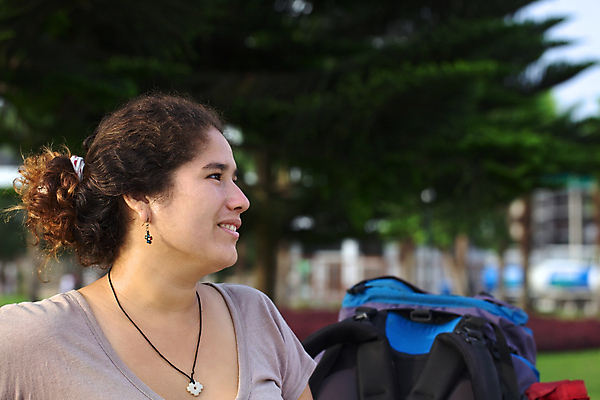 포토 JPG 해외이미지 공원 여자 행복 여행 배낭 한명 사람 성인 야외 가로 여행객 싱글 히스패닉 백패커 페루 해외202004 해외포토 1 공공시설 감정 가방 남아메리카 파일형식 이미지허브