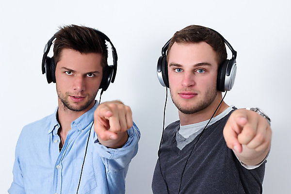 포토 JPG 해외이미지 백인 라이프스타일 응시 남자 유럽 얼굴 음악 이어폰 백그라운드 2 휴식 갈색머리 함께함 사람 성인 두명 가로 친구 헤드폰 소리 우정 듣기 흰색 가리킴 오디오 멀티미디어 해외202004 해외포토 서양인 헤어스타일 시선 나라 컬러 음향기기 컨셉 관계 모션 문화예술 손짓 생활 신체부위 전자제품 파일형식 이미지허브