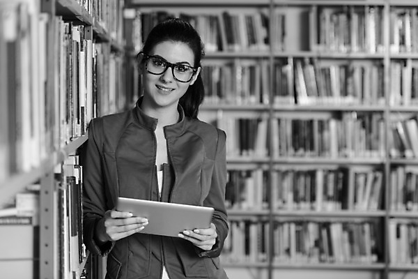 포토 JPG 해외이미지 백인 학생 여자 교육 행복 인터넷 통신 교실 학교 탁자 기술 흑백 실내 한명 서기 사람 취미 10대 노트북 컴퓨터 독서 기쁨 네트워크 발표 도서관 연결 무선전화기 책상 대학교 와이파이 긍정 해외202004 해외포토 서양인 1 감정 가구 컨셉 모션 청소년 촬영기법 내부 전자제품 전화기 무선인터넷 파일형식 이미지허브