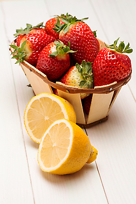 포토 JPG 해외이미지 딸기 실내 사람없음 달콤 레몬 슬라이스 과일바구니 해외202004 해외포토 과일 내부 바구니 맛 파일형식 이미지허브