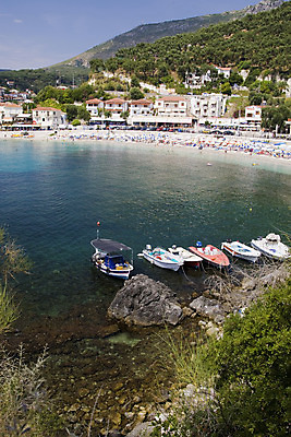 포토 JPG 해외이미지 바다 섬 여행 자연 하늘 휴가 휴식 풍경 사람없음 야외 초록색 물 여름 파란색 관광지 햇빛 뜨거움 투명 그리스 언덕 암초 이국적 해외202004 해외포토 자연요소 계절 유럽 컬러 컨셉 태양 생태계 파일형식 이미지허브