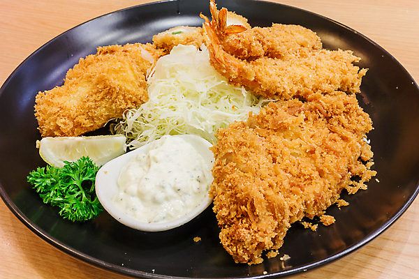 포토 JPG 해외이미지 접시 음식 토마토 채소 조개 새우 파슬리 요리 사람없음 노란색 식사 저녁식사 버섯 흐름 튀김 뜨거움 황금 맛 먹기 레몬 해산물 속도 흰배경 점심식사 고립 깊이 부스러기 빵가루 주키니 해외202004 해외포토 식기 컬러 백그라운드 컨셉 과일 모션 어패류 갑각류 흰색 파일형식 이미지허브