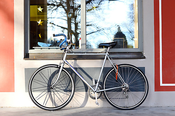 포토 JPG 해외이미지 전통 공원 유럽 문화 도로 벽 스포츠 여행 백그라운드 겨울 창문 교통시설 아침 날씨 거리 프레임 건강 사람없음 건물 파란색 빛 태양 금속 맑음 자전거 검은색 기댐 봄 골동품 바위 흰색 도시 바퀴 승차 주차 철 부식 순환 잠금 타이어 타운 안장 산기슭 그런지 옛날 페달 해외202004 해외포토 주간 자연요소 건축물 계절 공공시설 나라 길 컬러 교통 모션 재질 산 바이크 돌_바위 시설 보안 파일형식 이미지허브