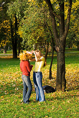 포토 JPG 해외이미지 나무 학생 계절 여자 행복 어린이 잎 장난 학교 자연 놀이 웃음 사람 청년 사람없음 야외 청춘 노란색 기쁨 가을 청바지 표현 황금 스웨터 자매 해외202004 해외포토 식물 교육 감정 컬러 컨셉 상의 바지 가족 표정 성인 생태계 파일형식 이미지허브