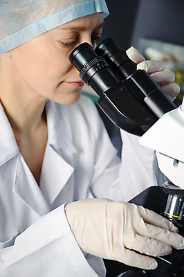 포토 JPG 해외이미지 백인 직업 여자 교육 과학 유니폼 병원 현미경 실험 한명 사람 성인 스터디 약 의사 흰색 작업 기술자 실험실 생명공학 연구원 집중 과학자 분석 대학교 생물학 미생물 유전 화학물질 화학자 해외202004 해외포토 서양인 1 옷 컬러 컨셉 의학 학교 생물 실험기구 학습 의료진 화학 학자 파일형식 이미지허브