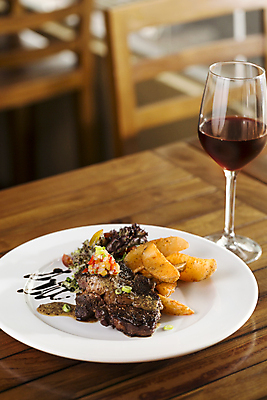 포토 JPG 해외이미지 접시 음식 백그라운드 토마토 채소 감자 육류 스테이크 요리 비프스테이크 사람없음 빨간색 초록색 식당 와인 식사 저녁식사 샐러드 소고기 튀김 흰색 중앙 그릴 바비큐 자르기 굽기 먹기 허리 만족 서빙 후추 로즈메리 프랑스어 점심식사 등심 해외202004 해외포토 문자 식기 감정 컬러 식재료 모션 주방용품 주류 서양음식 신체부위 상점 구이 허브 향신료 파일형식 이미지허브