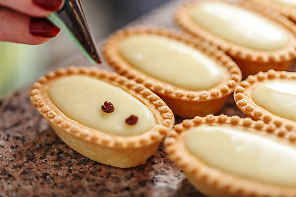 포토 JPG 해외이미지 근접촬영 사람없음 제과 초콜릿 달콤 작음 제빵 미니 짤주머니 타르트 해외202004 해외포토 빵 뷰포인트 디저트 제과제빵 맛 크기 파이_빵 제빵도구 파일형식 이미지허브