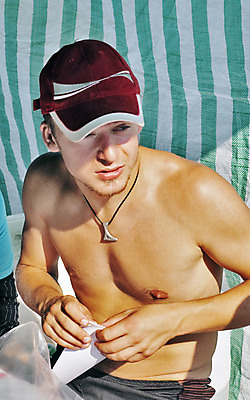 포토 JPG 해외이미지 백인 남자 의자 자연 날씨 휴식 한명 사람 앉기 성인 목재 여름 태양 알약 침묵 경쟁 광선 청바지 숲 서식 섬광 지원 해외202004 해외포토 자연요소 서양인 나무 1 계절 가구 컨셉 재료 바지 모션 약 소리 생태계 파일형식 이미지허브