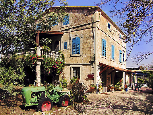 포토 JPG 해외이미지 전통 외관 문화 벽 건축양식 지붕 주택 협상 사람없음 농장 문 마을 수확 시골 역사 트랙터 구식 옛날 이스라엘 해외202004 해외포토 건축 농업 비즈니스 건물 농기계 특수차량 서아시아 파일형식 이미지허브