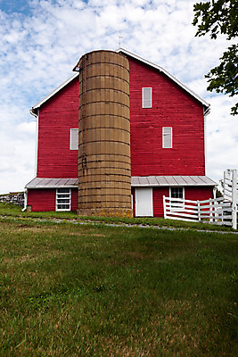 포토 JPG 해외이미지 나무 전통 외관 밭 농업 건축양식 창문 하늘 지붕 날씨 외벽 풍경 사람없음 야외 건물 목재 빨간색 세로 초록색 파란색 울타리 농장 농경지 문 미국 활발 수확 흰색 시골 판넬 그리기 산등성이 수납 외양간 사일로 옛날 목가 해외202004 해외포토 식물 건축물 건축 산업 벽 컬러 컨셉 북아메리카 재료 모션 산 담장 파일형식 이미지허브
