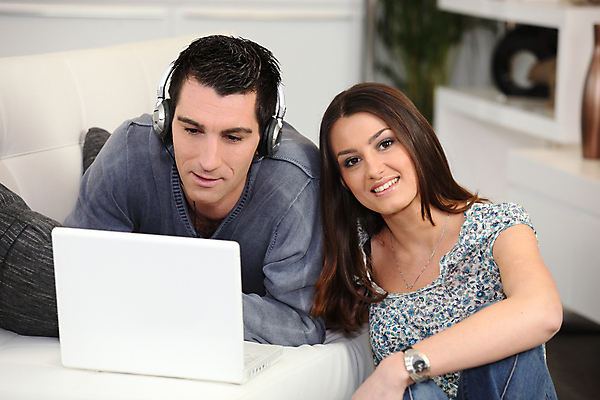 포토 JPG 해외이미지 식물 커플 남자 꽃 유럽 무기 음악 쿠션 패턴 휴식 바닥 갈색머리 웃음 앉기 두명 파란색 스크린 헤드폰 듣기 회색 모임 흰색 청바지 휴게실 가죽 스웨터 블라우스 다운로드 거짓말 접기 채팅 해외202004 해외포토 헤어스타일 나라 컬러 음향기기 컨셉 상의 무늬 바지 관계 모션 문화예술 표정 사람 파일형식 이미지허브