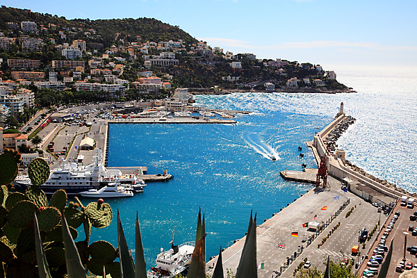 포토 JPG 해외이미지 유럽 바다 여행 요트 하늘 휴가 항해 안테나 사람없음 빨간색 물 여름 파란색 노란색 항구 맑음 프랑스 도시 만 보트 지중해 만족 엽서 돛대 프랑스어 옛날 프로방스 해외202004 해외포토 자연요소 문자 계절 감정 나라 컬러 배_교통 통신 교통시설 날씨 편지 파일형식 이미지허브