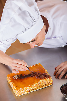 포토 JPG 해외이미지 백인 직업 접시 손 드레스 여자 음식 유니폼 호텔 디저트 요리 한명 사람 장식 케이크 주방 식당 초콜릿 요리사 달콤 크림 준비 노른자 마무리 타르트 파스텔톤 페스츄리 해외202004 해외포토 서양인 1 식기 옷 빵 컬러 숙소 신체부위 상점 계란 맛 파이_빵 파일형식 이미지허브