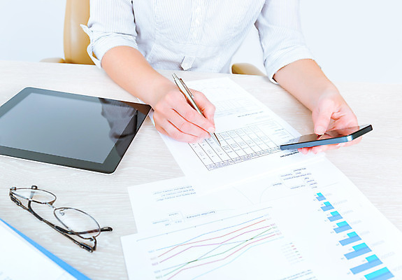 포토 JPG 해외이미지 비즈니스 통계 그래프 설계 직장 사람 사람없음 일상 금융 스마트폰 핸드폰 컴퓨터 태블릿 사무실 펜 자료 업무 작업 비즈니스우먼 계산 시장 계획 책상 분석 보고서 경영자 문서 회계 개발 경영 리뷰 마케팅 분석가 수입 수표 경제학 해외202004 해외포토 직업 여자 교육 가구 컨셉 회사 라이프 경제 전자제품 스마트기기 필기구 직장인 리더 파일형식 이미지허브